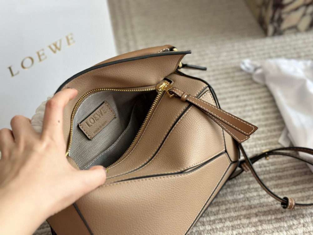 ￥225 
From now on, fans of the Luo family geometric bag family will surely be delighted with the addition of a bag to the Loewe puzzle. The classic geometric bag will once again attract fans with its mini bag! This time let's plant grass and see if ...