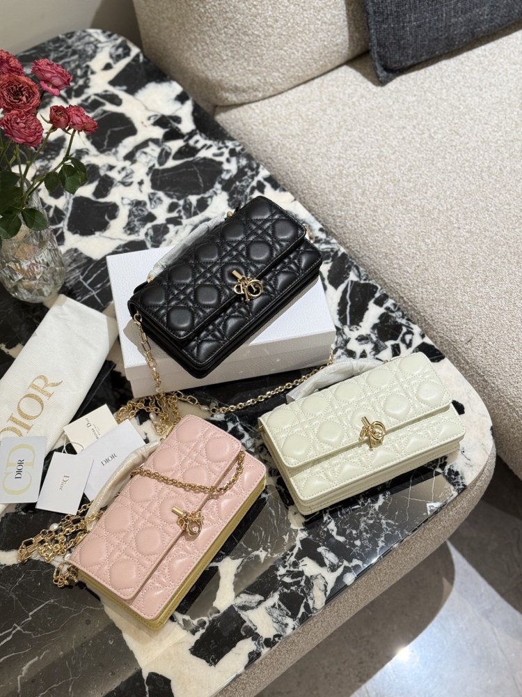 P300
Dior's new woc sheepskin and phone bag
Exquisite pearls paired with chains are truly super beautiful, made of imported sheepskin material
Size: 19 * 10
Complete gift box packaging