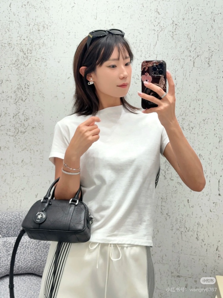 what?  ??? Dior actually released such a cute little bag
Super obedient backpack and hand-held crossbody bag
Decorate delicate girls