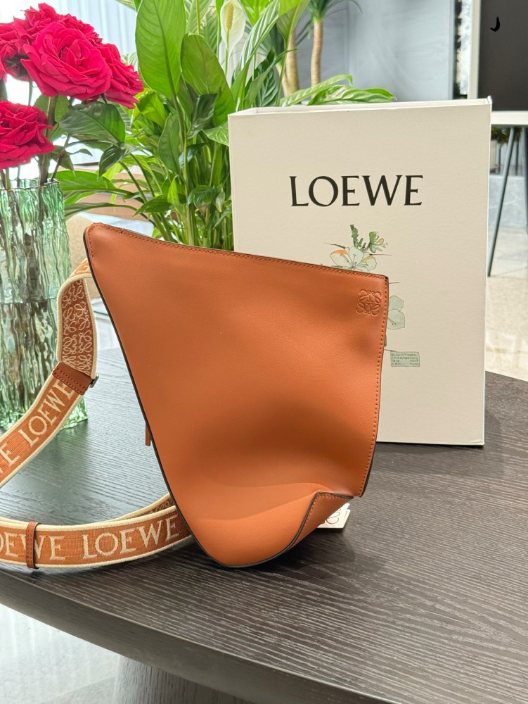 p339
LOEWE new men's shoulder bag Anton Sling
LOEWE Anton sling shoulder bag
The unique triangular bamboo shoot bag shape makes the needle look better on the chest and back than on the body and back. The outer layer is handmade from French grain calf...