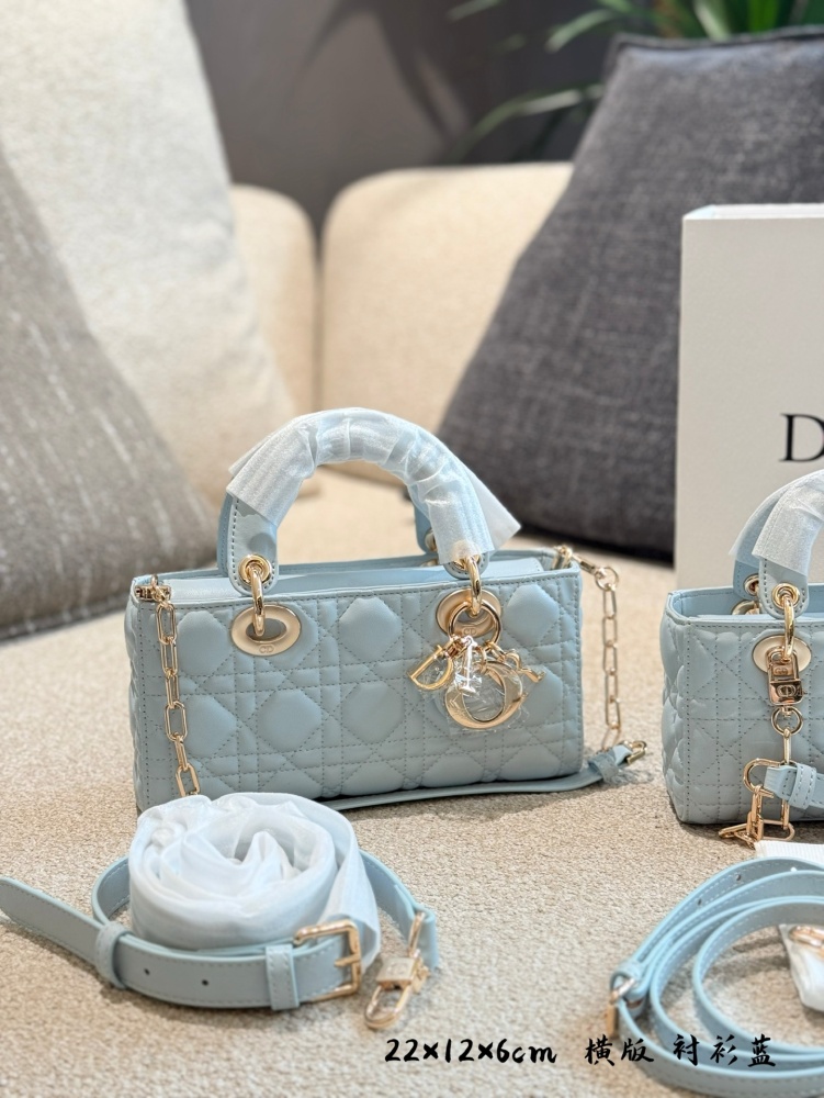 p255p260
Dior blues, breathtakingly beautiful!
This handbag highlights the minimalist aesthetic of the Lady Dior collection, embodying Dior's profound insight into elegance and beauty. The fashionable and elegant design is timeless, carefully crafted...