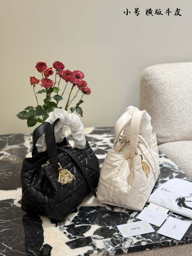 p320
Dior's horizontal indigenous bag is really a summer dish!
Vertical Toujours in Black and Milk Coffee Colors
The texture and appearance are truly exceptional! Wearing a coat or cotton jacket in winter is very suitable. Please help me recommend it...