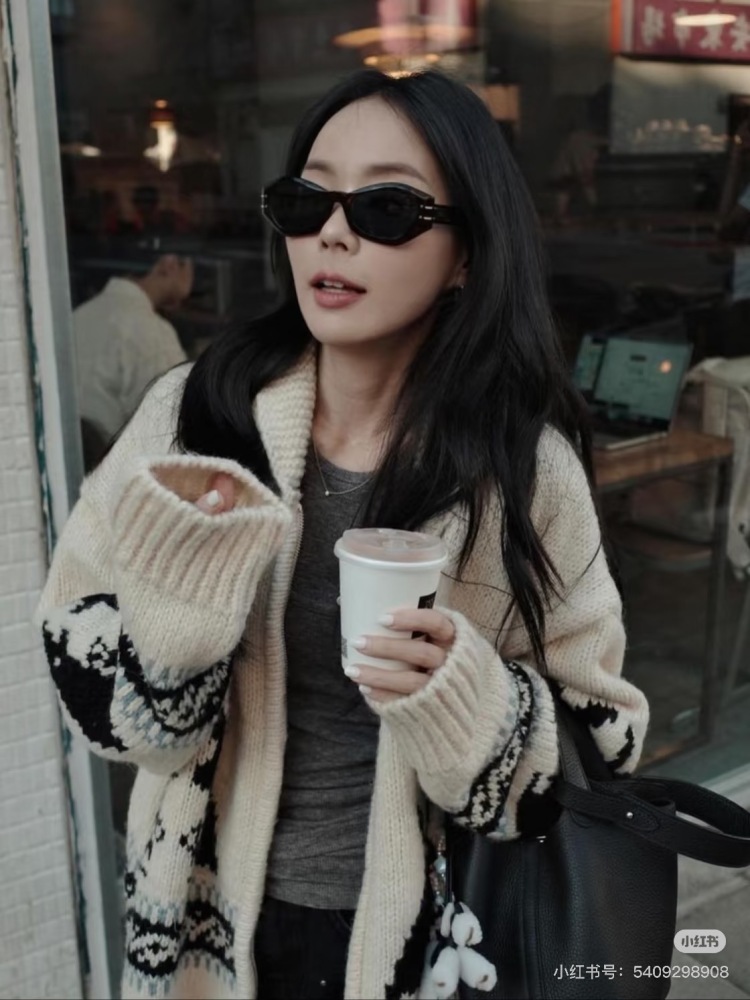 Pei Xiuzhi's Same Style | DIOR Concave Style that Looks Good on Anyone, Tian. Korean National Goddess Pei Xiuzhi Suzy's Same Style Sunglasses
DIOR #DIORSIGNATURE B1∪
Interpreting the gentle and mature Han Fan'er~
◆ Polygonal narrow frame, with a ...
