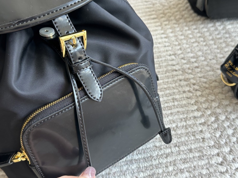 220 sets of boxes
size：21 24cm
Prada Hobo Nylon Backpack
Seeing the physical object is truly perfect!
package ??
Designed to be super convenient and comfortable!