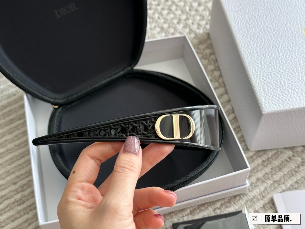 215 High Version Complete Gift Box
Recent new favorite - Dior headband sunglasses
Really roar, look at it
You can also take it off as a headband
I really love cool things
One mirror dual-use full set gift box for personal use ? Giving gifts is very...