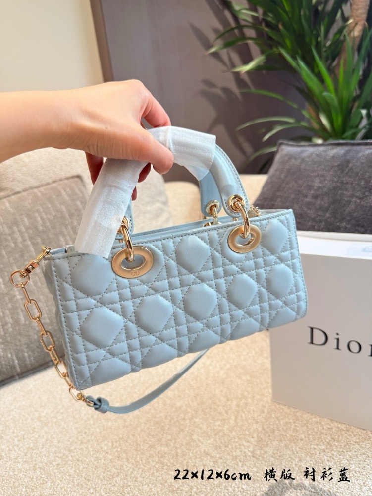 p255p260
Dior blues, breathtakingly beautiful!
This handbag highlights the minimalist aesthetic of the Lady Dior collection, embodying Dior's profound insight into elegance and beauty. The fashionable and elegant design is timeless, carefully crafted...