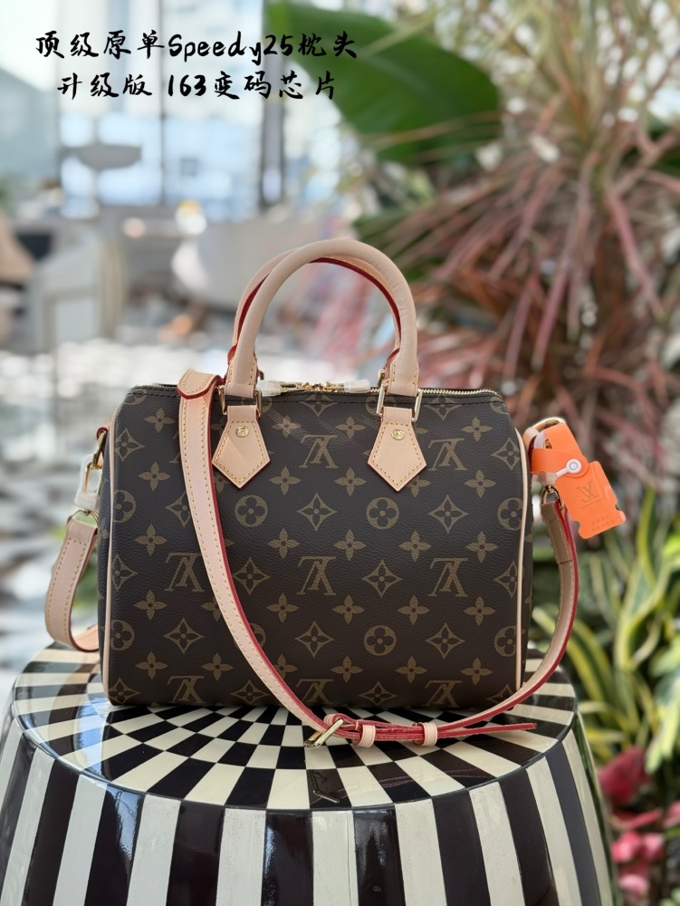 P340 Top Grade Original Single Steel Hardware
LVSpeedy25， Fashion essential item t
Hello, sisters! Today I'm going to share with you a super classic bag - the LV Speedy 25.
Its appearance is simple and elegant, with classic floral patterns that nev...