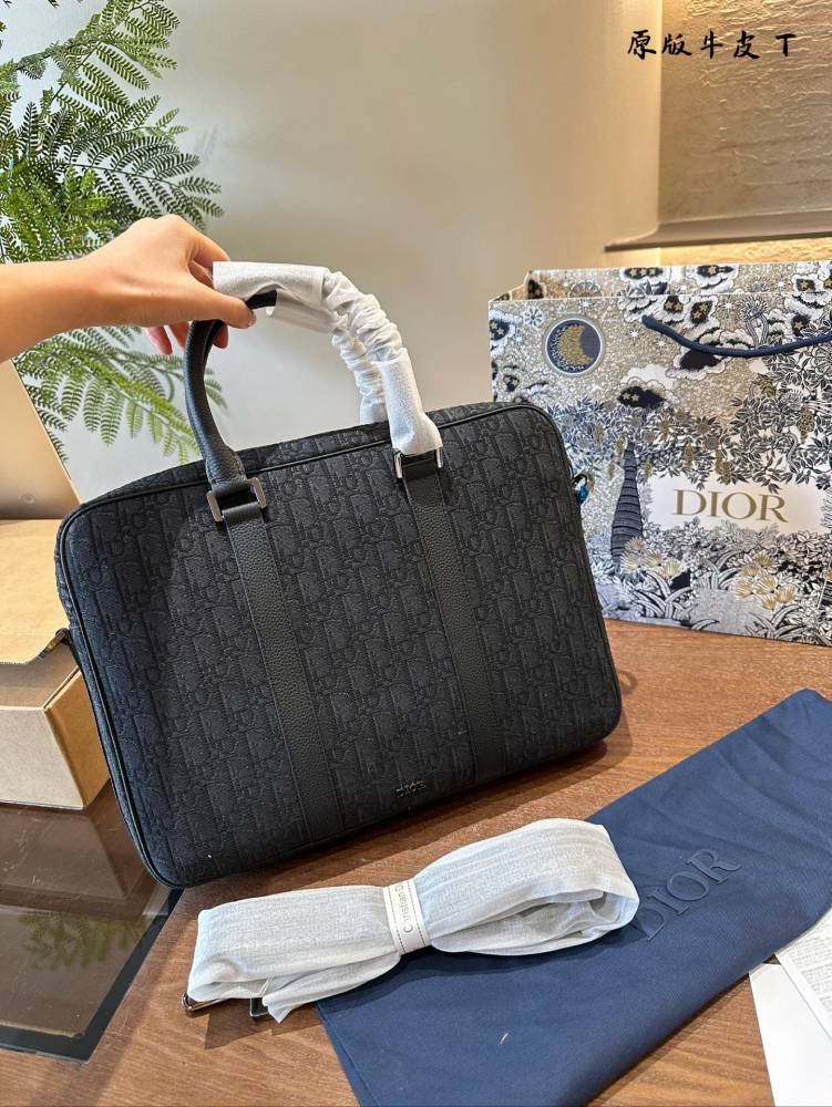 p340
Dior leather briefcase, a new trend in the workplace
Due to the use of genuine leather material, this briefcase feels very comfortable to the touch. Carrying it for a long time will not cause fatigue.
The compartments and pockets inside the bag ...