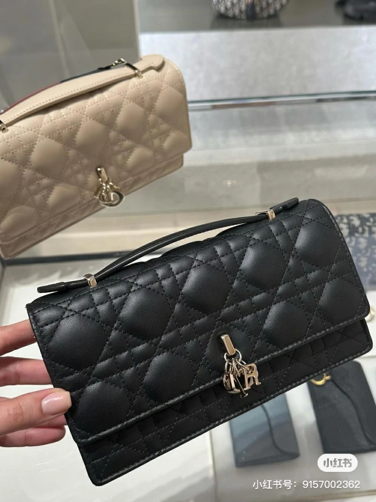 Lady Dior phone case
The small chain is very beautiful and can be slung over one shoulder. It cannot be adjusted and can hold a phone, lipstick, napkins, car keys~# dior # dior2024