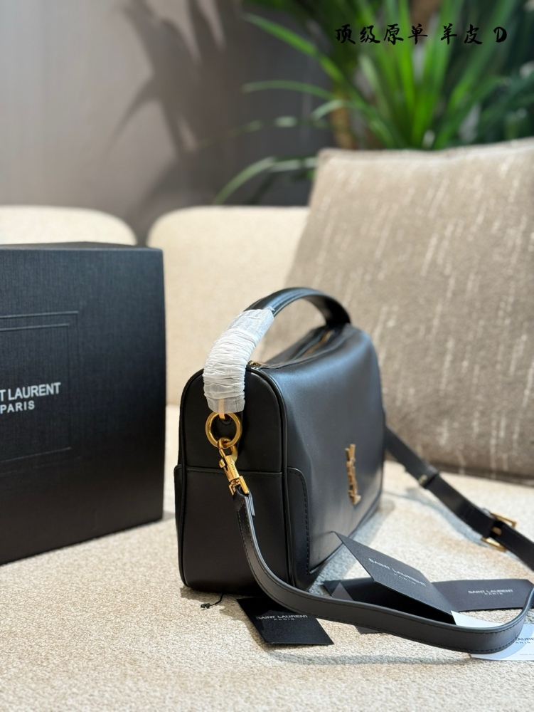 YSL sheepskin p370
Camera Supply bag_ Lunch box bag
This handbag is a spacious shoulder bag with a cowhide leather base and a soft body. Made of Napa cowhide leather, with zipper closure, this hammock features a stylish design that looks great on bot...
