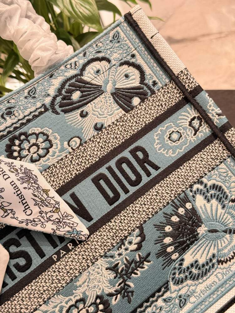 Dior Embroidery Series Toto Bag p250p280
The new Dior embroidered bag showcases unparalleled luxury and sophistication~Butterfly embroidery details showcase Dior's brand's craftsmanship spirit
Dust bag inside the driver's hand or shoulder
Super sized...