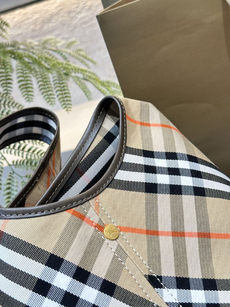 p250
Burberry's new model has finally been shipped! The classic diagonal pattern is so beautiful. B's latest soft and upright shoulder backpack is made of cotton twill fabric. Crafted in an Italian workshop, it is decorated with a special grid patter...