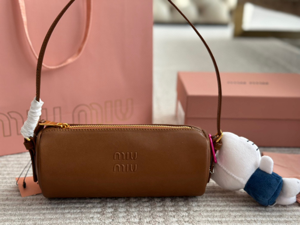 210 with pendant
Size: 22 9cm with box
Who has the joy of miumiu's small cylinder
Miumiu pencil case bag made of old Nappa leather
Very retro flavor paired with lamb wool. Mary Jane is a pseudo intellectual with a refined look today