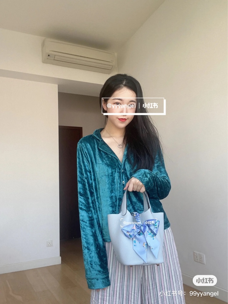 Hermes Basket | Is the unbeatable Holy Grail Blue the best match on the internet
This outfit is truly unbeatable and beautiful. It's so girlish, isn't it!  !