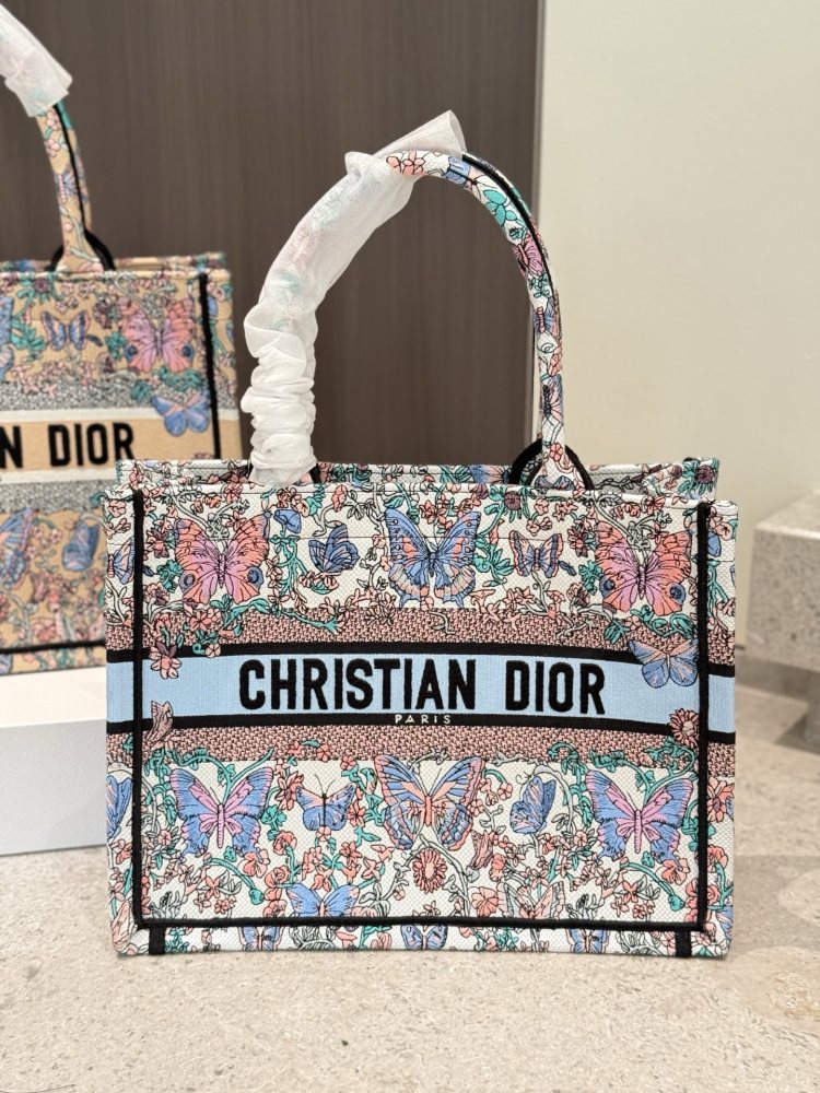 P290 Spring New Collection
Dior | ww This bag has the name INFP Butterfly written on it! Butterflies flap their wings, and all things are colorful
When butterflies flap their wings and sweep through the summer, everything is endowed with vitality. Th...