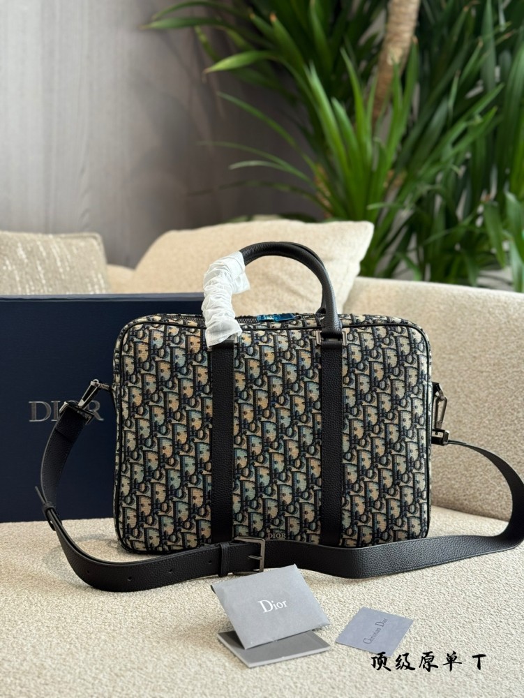 p340
Dior双肩老花细节来咯

1时尚必备: Dior 双肩老花背包s

子今天给大家分享-款超级时尚的Dior双肩老花背包!这款背包已经成为时尚界的宠儿，不仅因为它的外观，还因为它的实用性。

设计?...