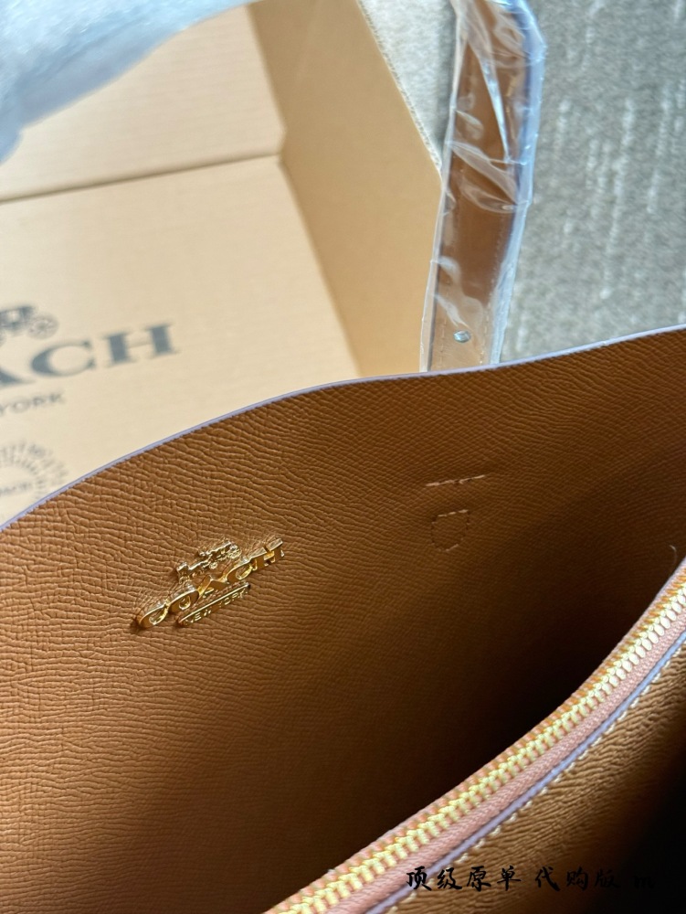 p270
Coach Classic Tote Mollie Tote 25
Classic Tote
Good match, timeless
Practical Capacity
Umbrellas and water bottles can be placed
Can be carried by hand or slung diagonally
You can also DIY shoulder strap airplane box packaging at will