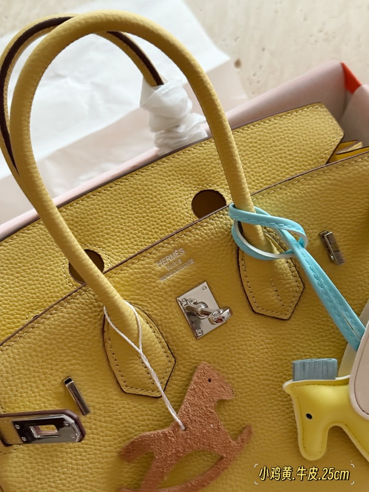 325 345 with complete packaging
size：25cm/30cm
The season for carrying platinum bags has arrived
Bk25 Original Quality ??
Hermes | Birkin 25 Lychee patterned cowhide
That's really amazing, it's both salty and sweet
A stunningly beautiful birkin...