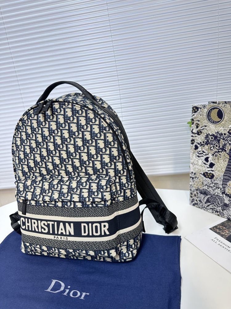 Dior letter canvas bag with cowhide, perfect for both men and women in spring and summer retro style. This bag hits the heart with just one glance, featuring a neutral blue herringbone embroidery and old flower waterproof technology fabric. Dior's co...