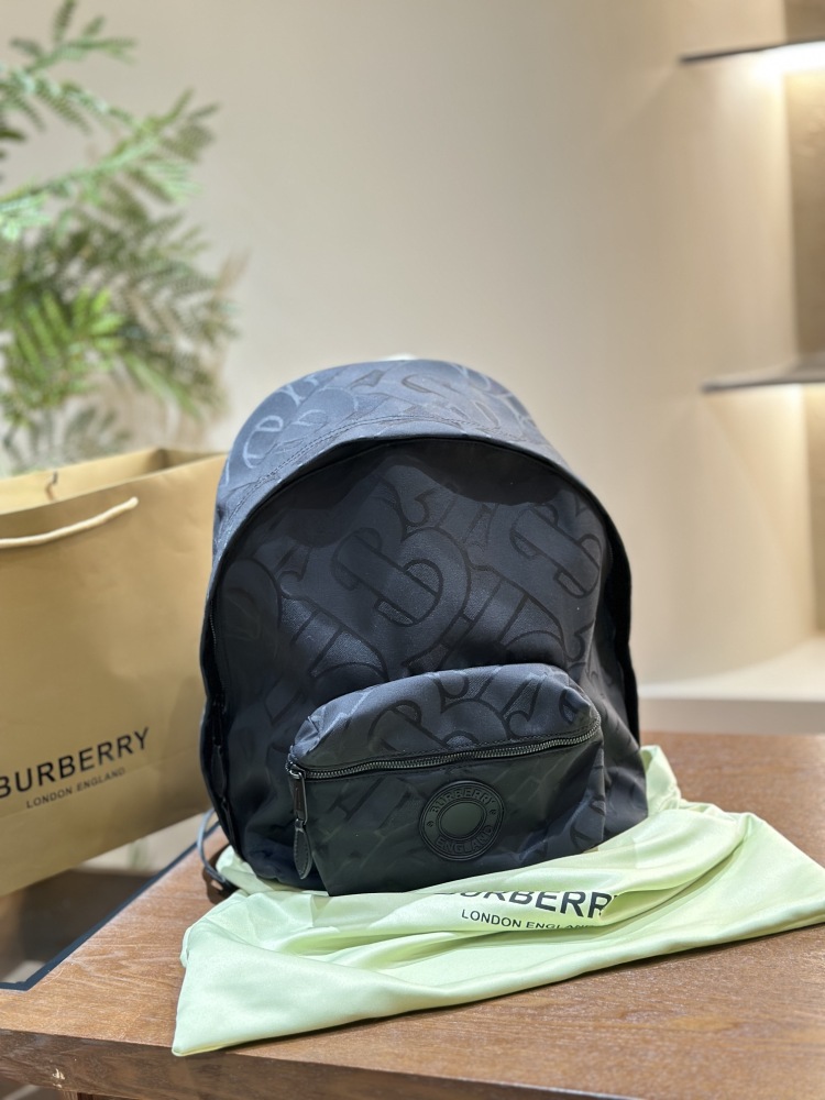 p240
The most frequently asked backpack
This exterior color is not Burberry's traditional beige British style, but rather a black base with the Burberry logo embossed on the backpack, giving it a low-key and steady yet elegant look. The texture is re...