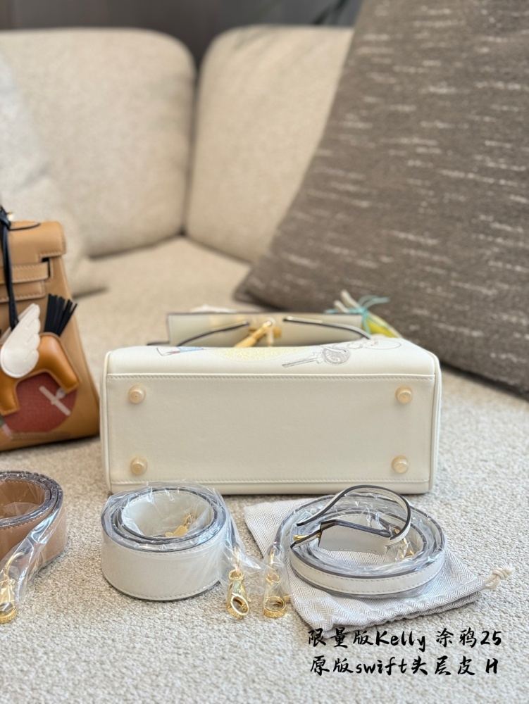 p405
Kelly 25 Cream White Graffiti Limited Edition Inandout
Hermes Hermes' limited graffiti in 2021 produced a pair of Kelly 25 cream white color painting and birkin 25 biscuit color with the theme of "Inandout" (sisters who have shared ● before ca...