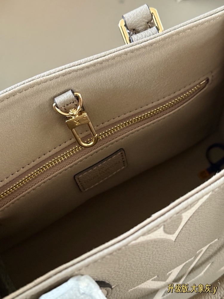 235 box
Mother's Day Gift
Size: 25 * 20cm (small)
Excellent quality, understand the goods ??
It's really too advanced!
Warm, gentle, and creamy Iv on the go tote bag
Elephant Grey has a gentle and elegant temperament!
Search Lv on the go shopping bag