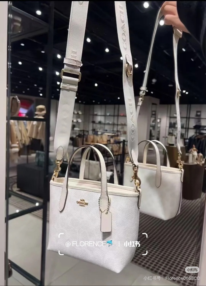 Coach | New Mini Tote Glacier White is too beautiful~
Gentle girl should have a girl's heart bag
Paired with long and wide shoulder straps, providing ample comfort
Retro and versatile~