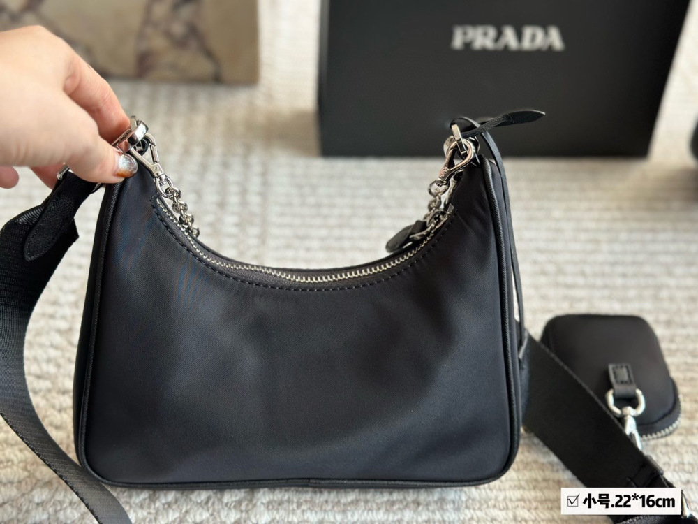 p195p205p215
Top quality packaging
21cm small, 24cm medium, 28cm large (base length)
Prada Hobo Three in One!
?? Export orders to South Korea!
?? The quality is super good!!
A large dumpling like bag with a small bag, a wide shoulder strap an...