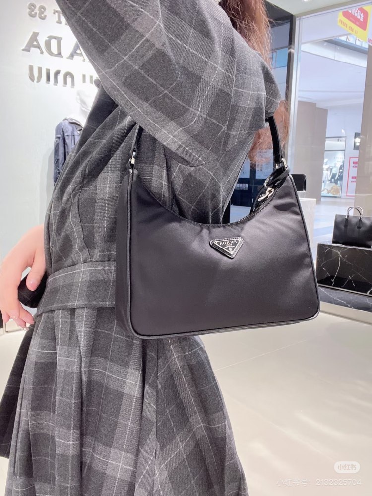 Prada Hobo 2005 Black Leather Spliced Underarm Bag
Prada's popularity lies solely in a Hobo handbag, amidst the retro trend of recent years.
This bag from the 1990s has returned to the fashion circle, coupled with the continuous street shooting bombi...