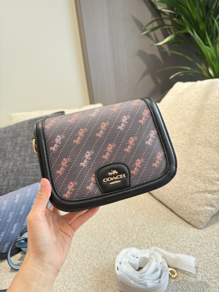 p240
Coach horse drawn cart logo saddle bag 18cm with box