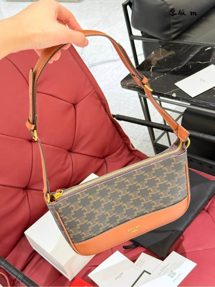 Celine Underarm Bag P205
Celine/Celine Mahjong Underarm Bag#
The bag is more retro and recognizable, and it is very fashionable to carry it by hand or clip it under the armpit!! Although not suitable for crossbody, the shoulder strap can also be adju...