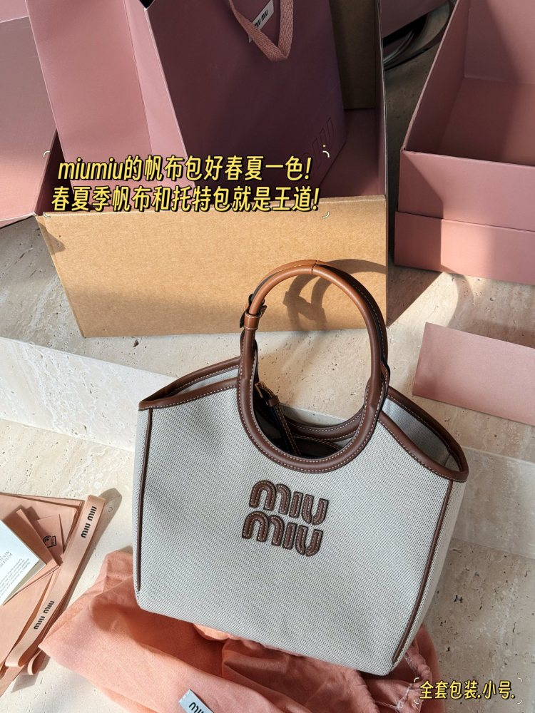 300 complete sets of packaging
size：21*18cm
Miumiu's new tote
The wind is blowing too hard this year
There are so many popular products!
This version is also too beautiful!
Miumiu's canvas bag is packed in one color for spring and summer!
Canvas an...