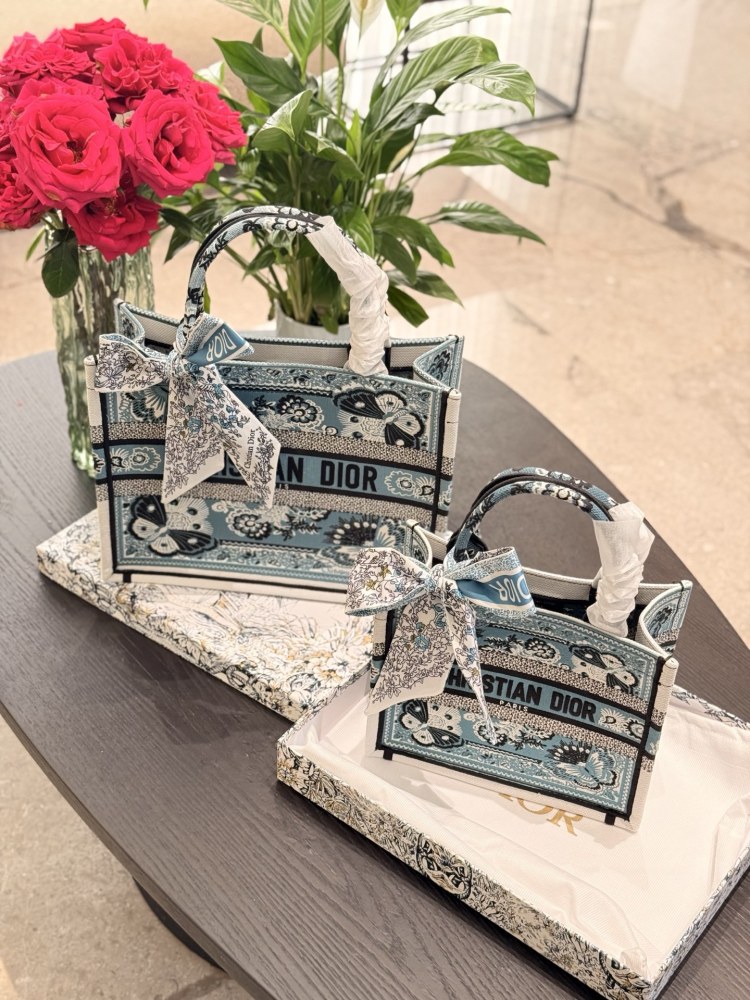 Dior Embroidery Series Toto Bag p250p280
The new Dior embroidered bag showcases unparalleled luxury and sophistication~Butterfly embroidery details showcase Dior's brand's craftsmanship spirit
Dust bag inside the driver's hand or shoulder
Super sized...