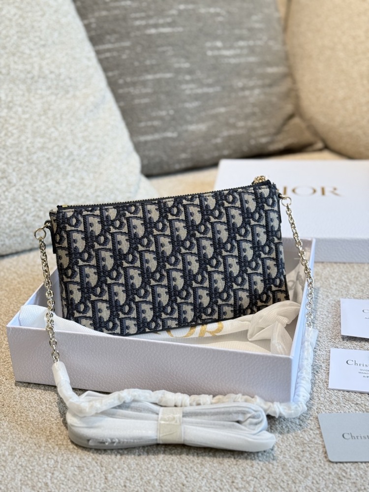 Original Embroidered P260 Leather Matching
New MISS DIOR Mini Chain Bag 2024 Early Spring NEW
Classic rattan plaid elements, made of lambskin material and paired with a short chain, can be carried by hand or worn under the armpit
Long shoulder straps...