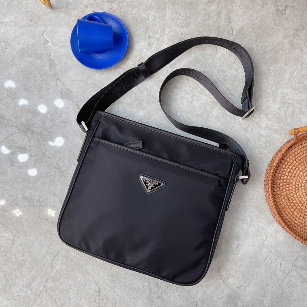 Prada PRADA's latest horizontal shoulder crossbody bag is now available for shipment. It is a high-end luxury original board made of imported waterproof fabric with a cross patterned top layer cowhide. The luxury triangle mark hardware features a cle...