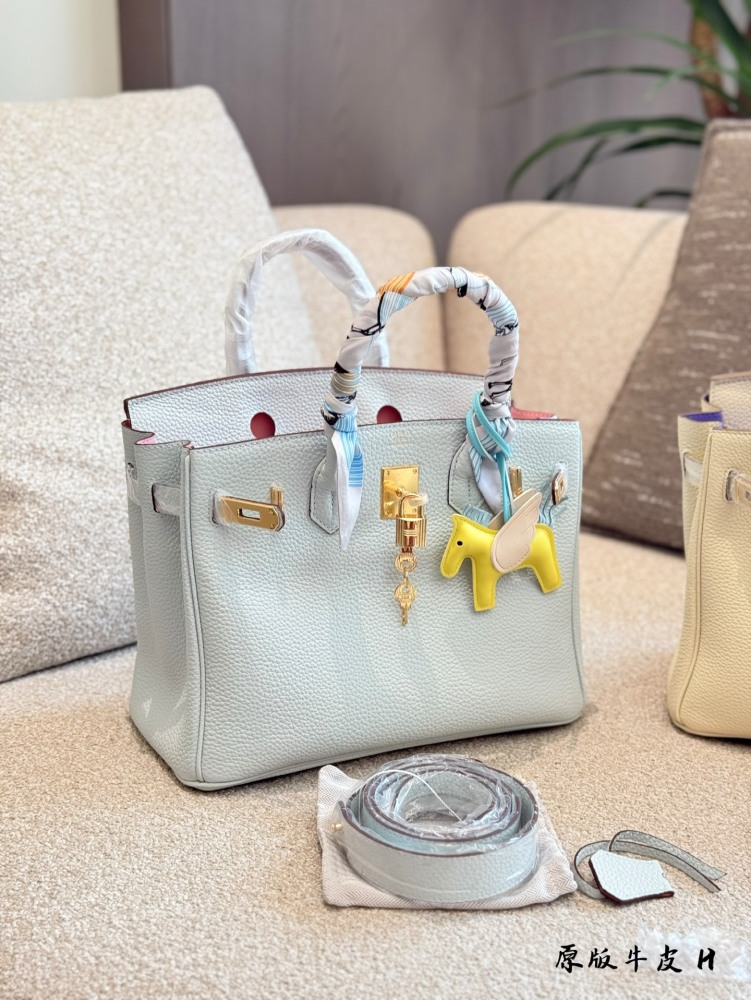 Original cowhide p380
Hermes Birkin is absolutely amazing! A timeless classic! Never outdated!
The Holy Grail blue milkshake and white color match perfectly with summer!
Go out easily - carry it directly and fill up your aura
Togo intradermal suture,...