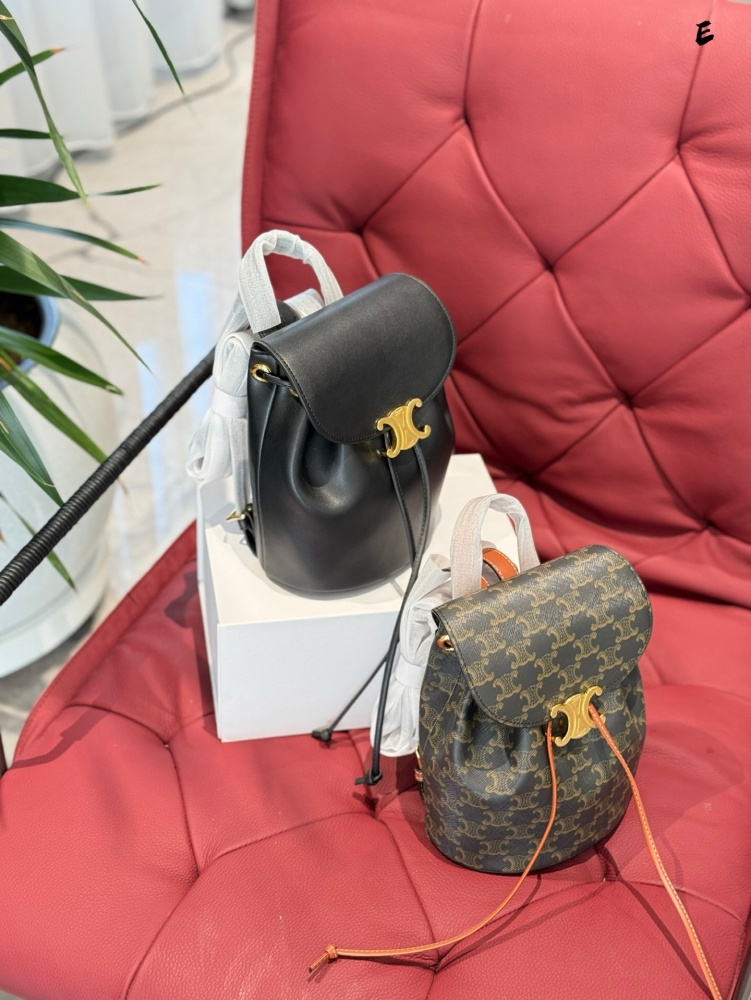 p245
The CELINE new small book bag B has been planted with grass
CELINE's new small backpack is a bit easy to carry!  ! ! New backpack BONNIE
Compared to the previous bag, it has a wider and fuller shape. The Cb Triumphal Arch buckle's support hit me...