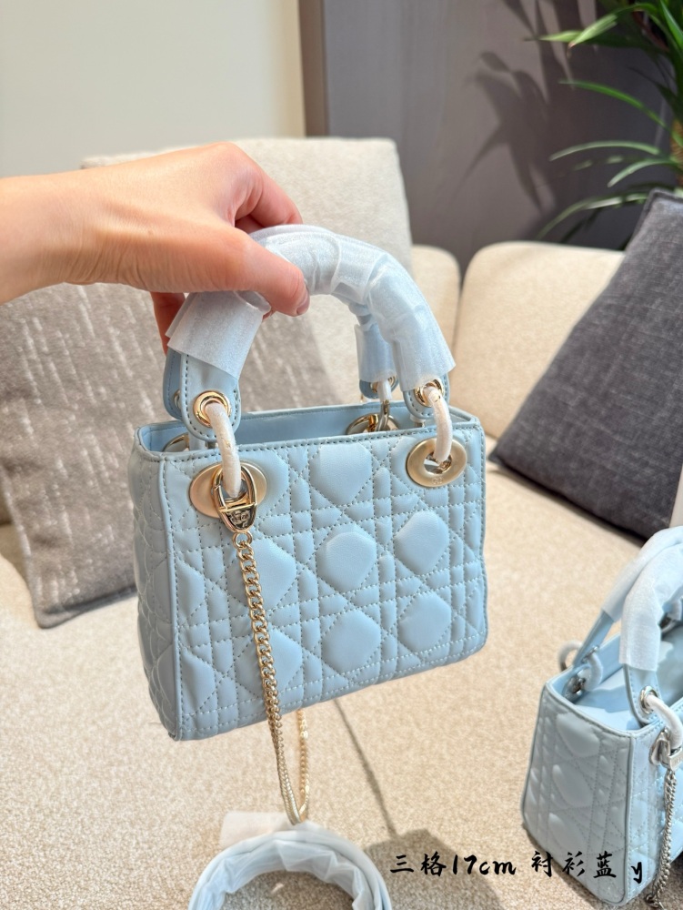 p245
Dior blues, breathtakingly beautiful!
This handbag highlights the minimalist aesthetic of the Lady Dior collection, embodying Dior's profound insight into elegance and beauty. The fashionable and elegant design is timeless, carefully crafted fro...
