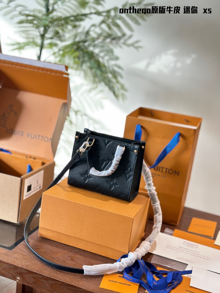 p365
Original cowhide, new mini model
Iv on the go tote can also be sweet and cool
The all-new LV on the go mini tote is high-end and can be slung diagonally. It measures 20 × 19 * 11.5cm and comes with a complete set of new airplane box packaging