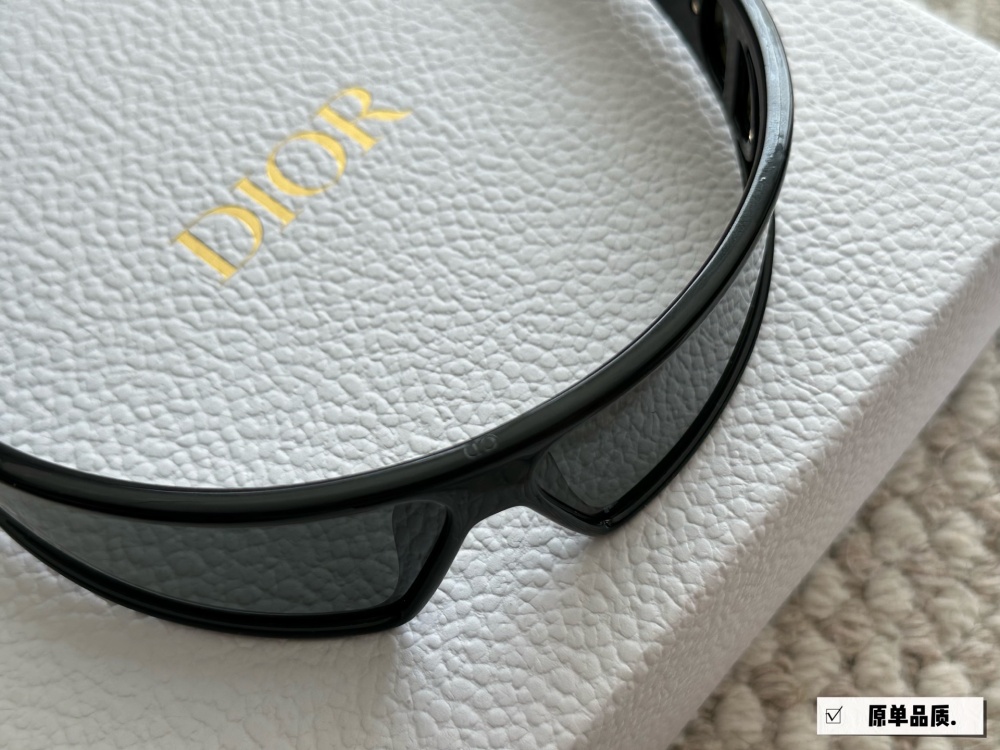 215 High Version Complete Gift Box
Recent new favorite - Dior headband sunglasses
Really roar, look at it
You can also take it off as a headband
I really love cool things
One mirror dual-use full set gift box for personal use ? Giving gifts is very...