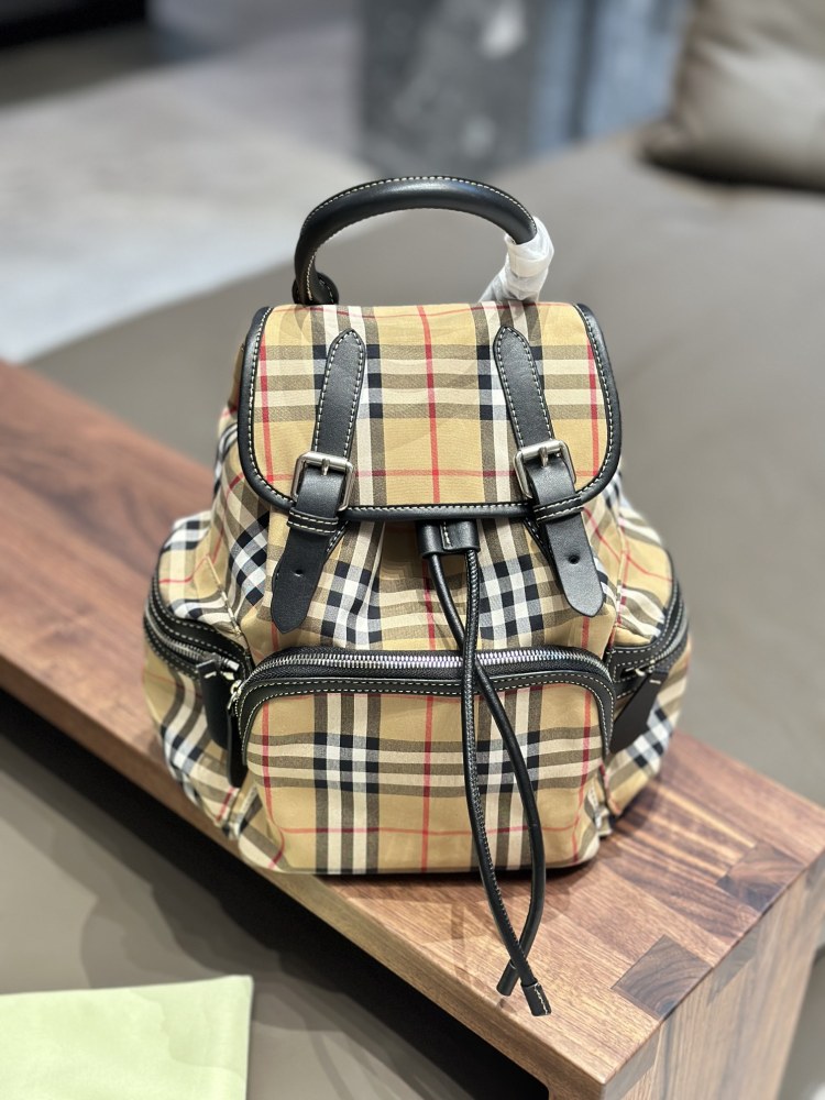 p225
A Burberry backpack that can be carried by both men and women, with a striped design that looks very nice. The $360 women's backpack comes with a jacquard micro label on the shoulder packaging, paired with exquisite leather edging for coolness. ...
