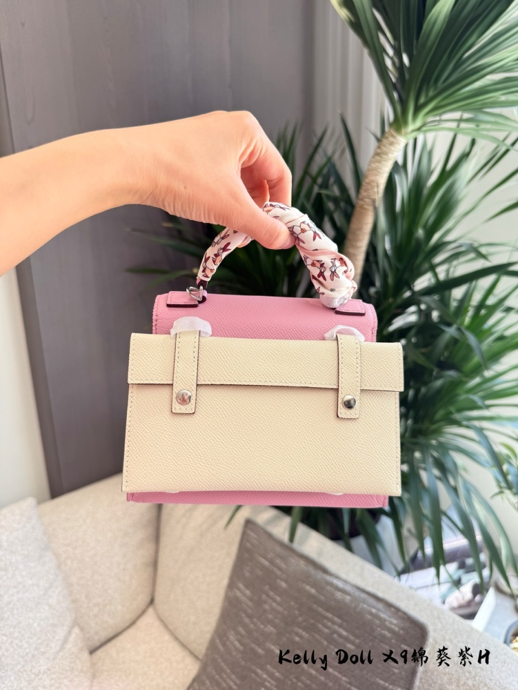 p490
Hermes Kelly doll
Size/Twenty Dog/Size: 1 8x6x1 5cm
It's said that flaunting wealth and cars is better than flaunting dolls
This is showing off! The 0 Blind Stitch technique requires superb manual skills and experience, requiring seamstresses to...