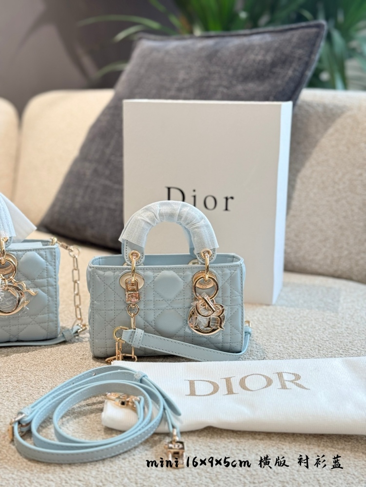 p255p260
Dior blues, breathtakingly beautiful!
This handbag highlights the minimalist aesthetic of the Lady Dior collection, embodying Dior's profound insight into elegance and beauty. The fashionable and elegant design is timeless, carefully crafted...