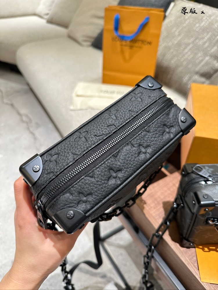 p265p285
LV Soft Box Package Black Warrior:
LV's soft box pack Black Warrior has a mysterious and cool temperament. The combination of black Monogram coated canvas and black leather showcases the brand's unique luxury charm. Its appearance is tough y...