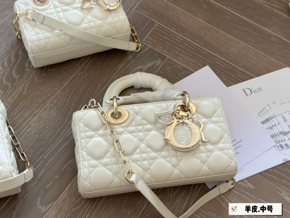 、
Dior lady's new long sheepskin full set packaging
Dior's all-new D-joy is making a strong comeback, with the rhythm of a big hit. The bag comes with two shoulder straps and multiple back styles, making the upper body both beautiful and stylish. T...