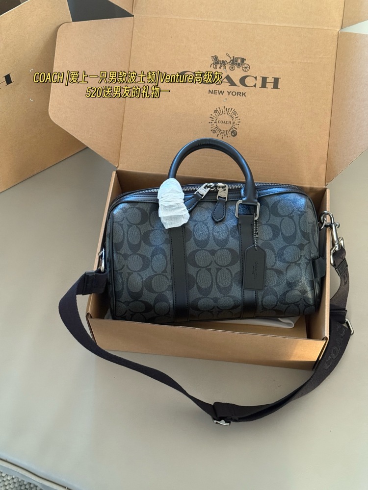 265 box
size：28*17cm
COACH | Falling in Love with a Male Boston | Venture Premium Grey
What are you still worried about getting for 520?
Advanced graphite gray exudes a sense of sophistication
C's classic, fashionable and atmospheric pillow bag
A v...