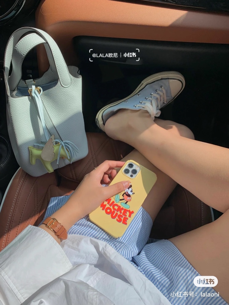 Hermes Basket | Is the unbeatable Holy Grail Blue the best match on the internet
This outfit is truly unbeatable and beautiful. It's so girlish, isn't it!  !