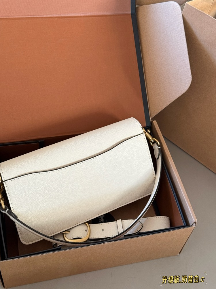 255 box upgrade version
size：25*15cm
Versatile artifact - tabby
C's Wine God Tabby
Milk white is super beautiful!
Engraving of Coach on Hardware
Full of small details
Equipped with leather straps for both shoulders!