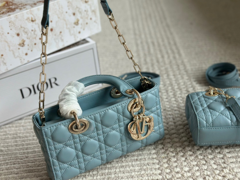 、
Dior lady's new long style haze blue full set packaging
Dior's all-new D-joy is making a strong comeback, with the rhythm of a big hit. The bag comes with two shoulder straps and multiple back styles, making the upper body both beautiful and styl...