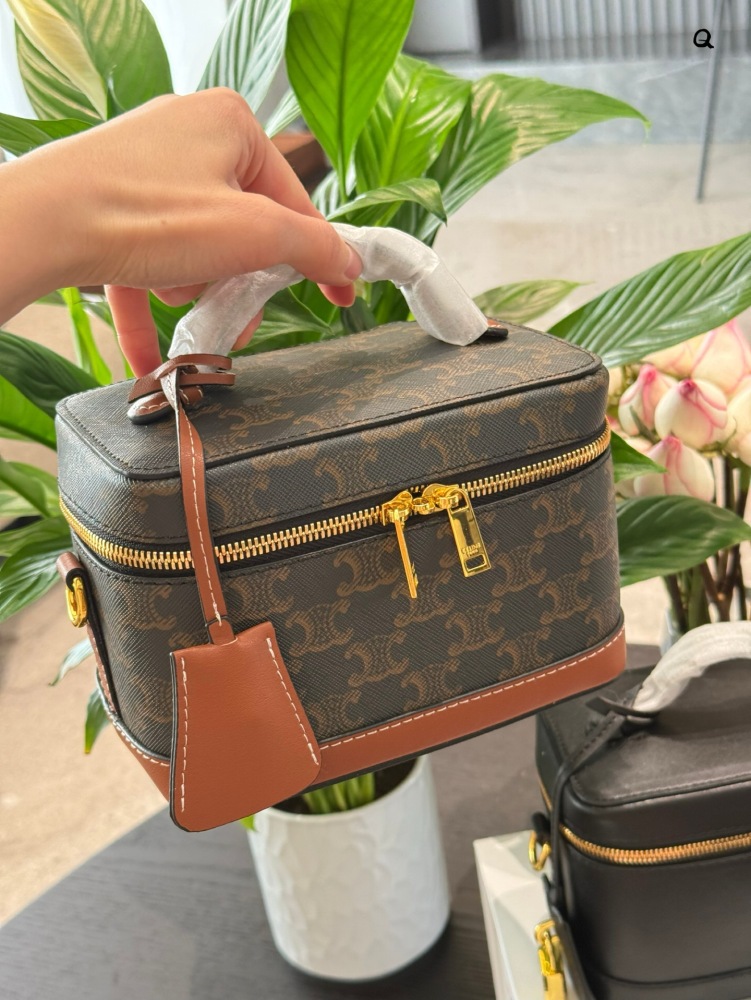 p215
CELINE VANITY Makeup Box Bag ●●●
This classic makeup bag is made from MAISON CELINE's makeup bag, and this season it has a new look in the handbag series. The size is well made, and the makeup bag is practical, versatile, and exquisite. Th...